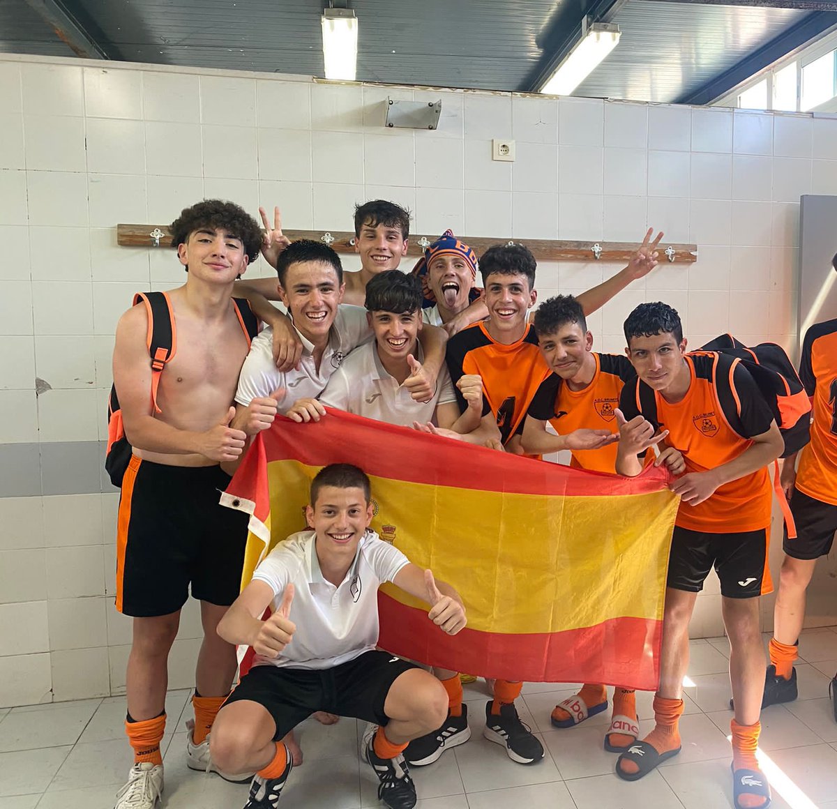 official_sm32's tweet photo. familia brunete tuitenses 🧡🖤🧡 https://t.co/OXGceUliH4