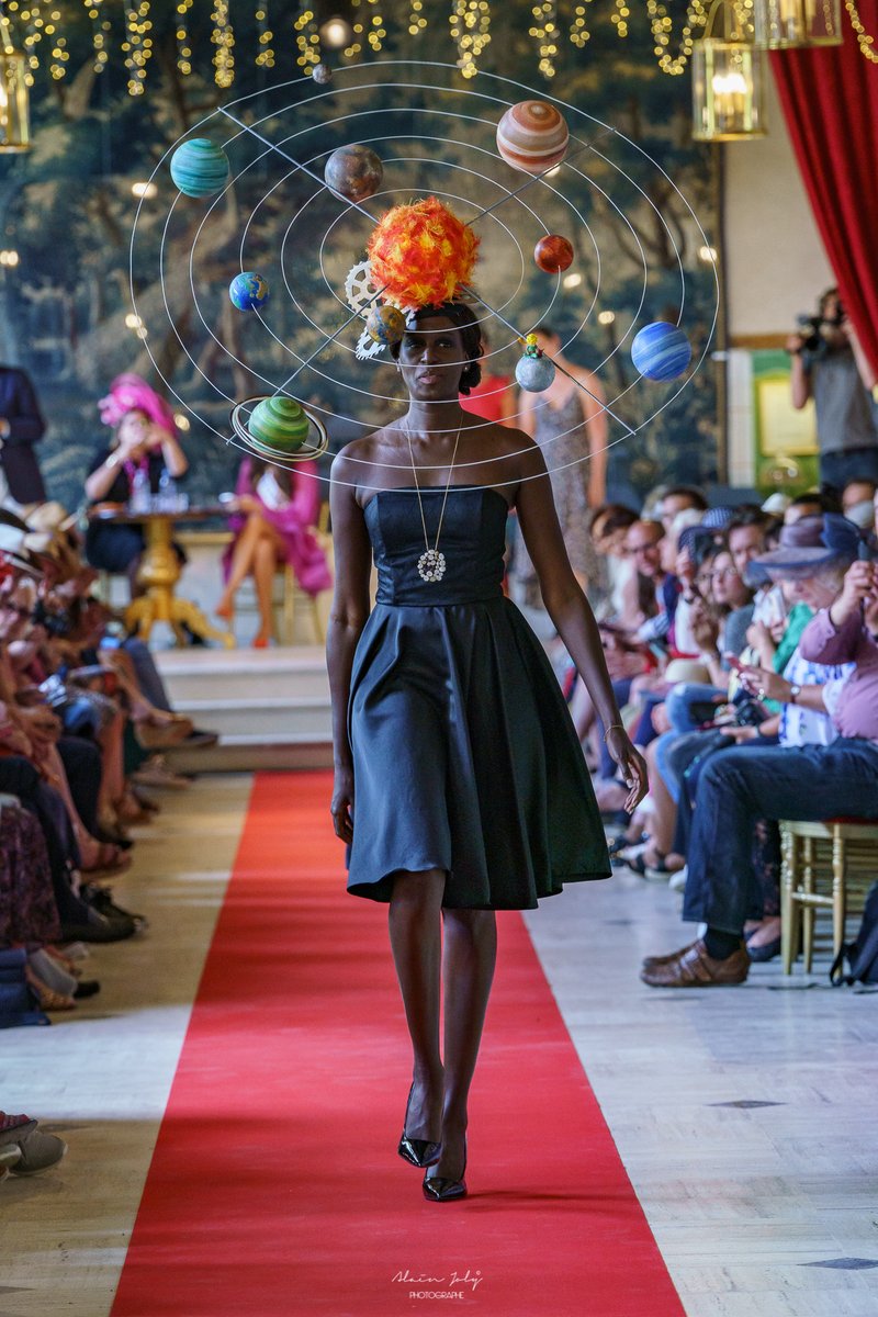 Chateaucheverny's tweet photo. 🏅 𝗣𝗿𝗶𝘅 𝗱𝗲𝘀 𝟭𝟬𝟬 𝗮𝗻𝘀 𝗼𝘂 "𝘀𝗮𝗻𝘀 𝘁𝗲𝗺𝗽𝘀" : Céline Cavé de la maison #Impertinence pour un chapeau marquant l’intemporalité de l’univers et le temps infini représentés par le système solaire 🌞🪐. https://t.co/aCir5LQC9A