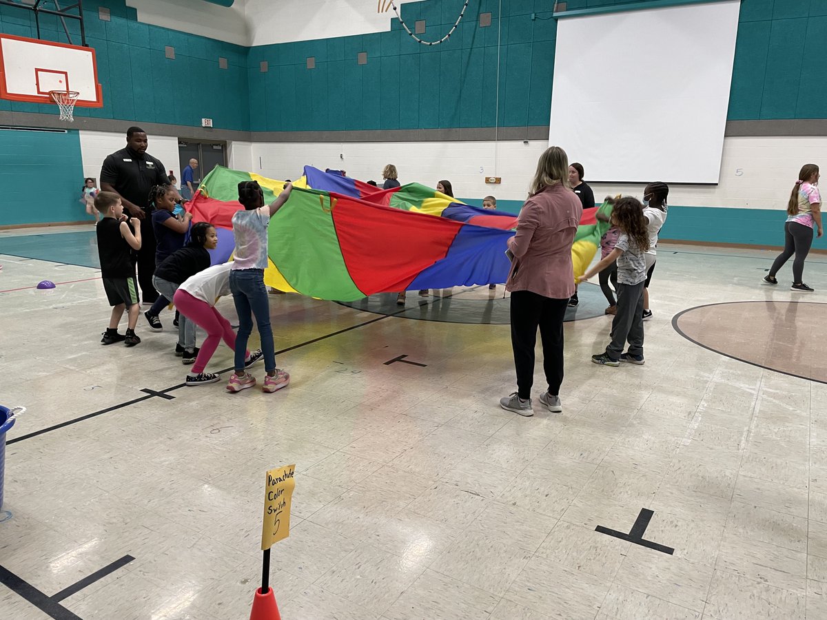 RQSFleetridge's tweet photo. The rain could not keep the fun away as indoors is how we decided to play. Thank you Coach Anselmi, parent volunteers and staff who helped make this a great Field Day! #FRPROUD @RaytownSchools https://t.co/t8u9bvGkpZ
