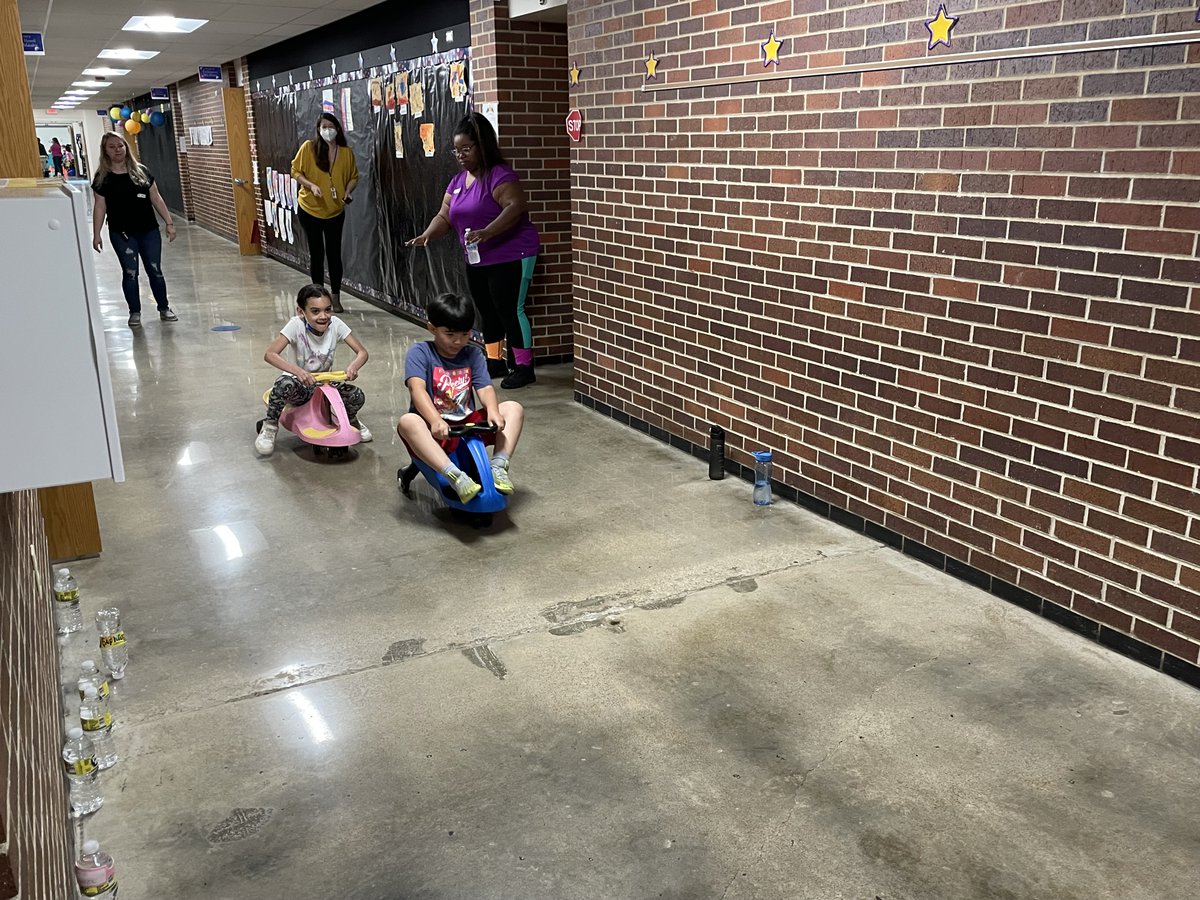 RQSFleetridge's tweet photo. The rain could not keep the fun away as indoors is how we decided to play. Thank you Coach Anselmi, parent volunteers and staff who helped make this a great Field Day! #FRPROUD @RaytownSchools https://t.co/t8u9bvGkpZ