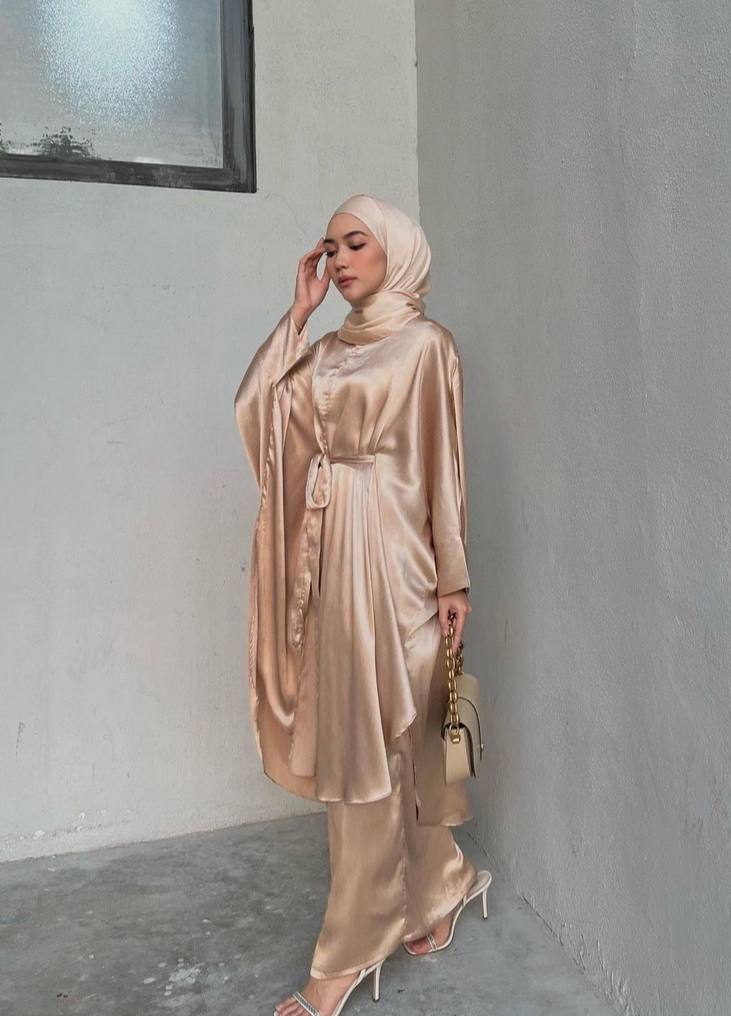 haniabellae's tweet photo. Memang bukan lawa sikit sikit ye baju dari Haurabelle, and rasanya ni local brand yang jual baju paling murah! 😭

On shopee.                 On her. https://t.co/3ePfgQAQxX