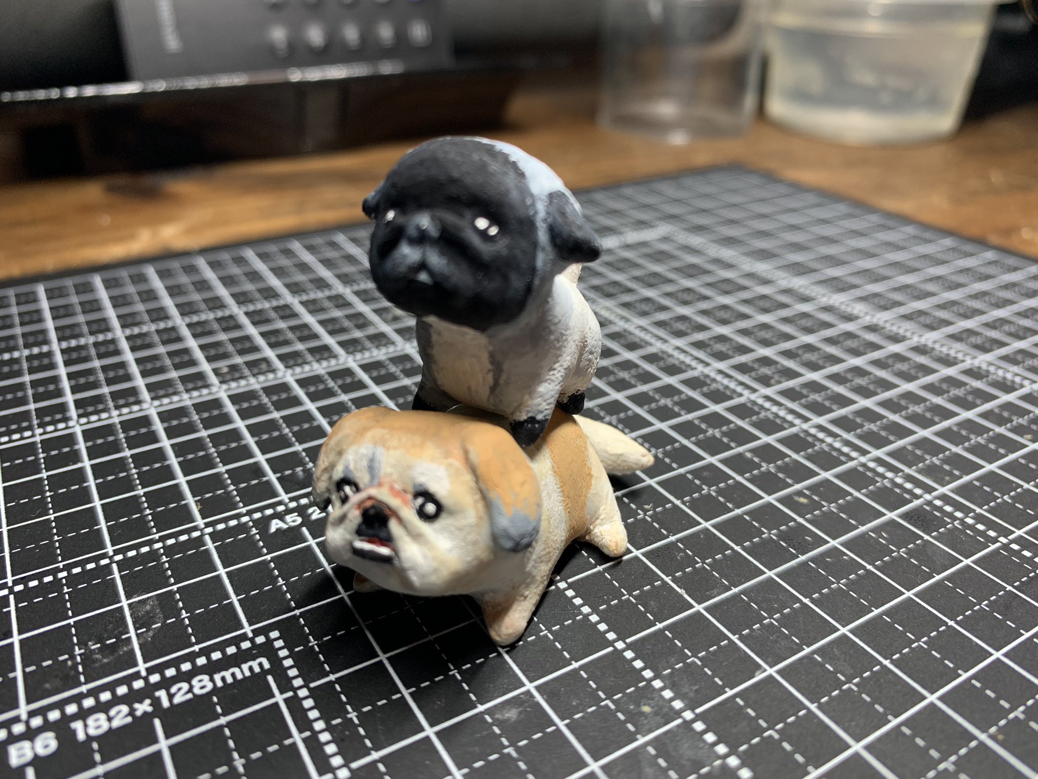 あっきょん 樹脂粘土で実家のワンコ作りました 2匹共ペキニーズです 樹脂粘土の方が細かい所作れるけど 質感はオーブン粘土の方が好きかな そのうちグレイスカルピーとかでも作ってみたい 樹脂粘土 オーブン粘土 ハンドメイド フィギュア