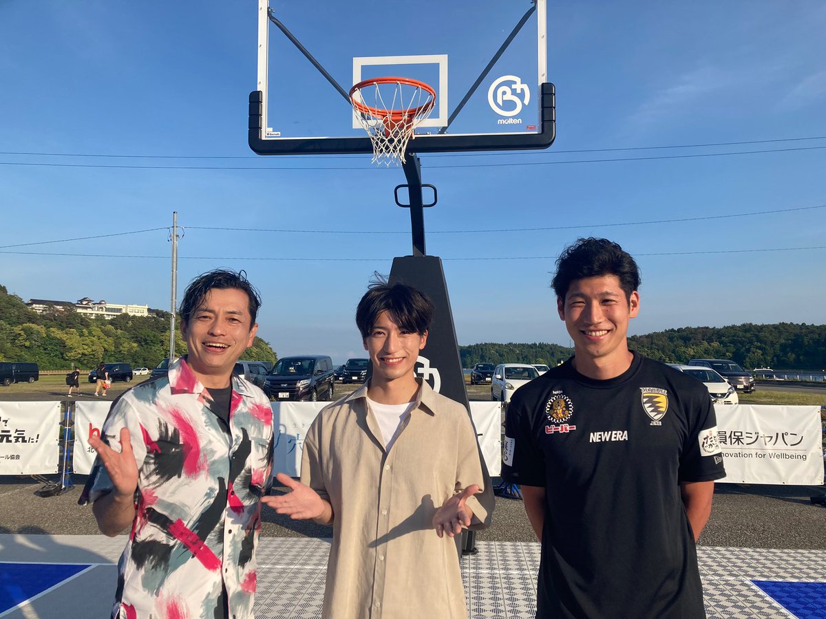 chihirookutani's tweet photo. 最高の天気とロケーションの中
「３×３ GAMES in Anamizu」
初日が無事に終了🏀
僭越ながら解説を務めさせていただきました✨

MCの加藤さん @YuTAka_kATo と
ゼッスリーイシカワドットエグゼの
浜高選手 @hmtk_tsk と📸

今の小学生はレベルが高い‼️
出場された選手の皆さんお疲れ様でした😊 https://t.co/ulXUVlwbxj