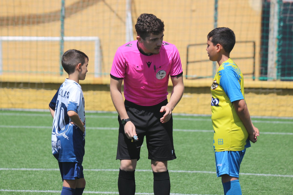 CTARFFCE's tweet photo. ¡Más fotos del viernes!😋
Esta vez, cambiamos la pista por el verde 🟢⚽️
⚫ ⚪
#CTAFFCE
#FFCE
#JuntosPorElFutbolDeCeuta
#CEUTA https://t.co/oMW3UotTzn