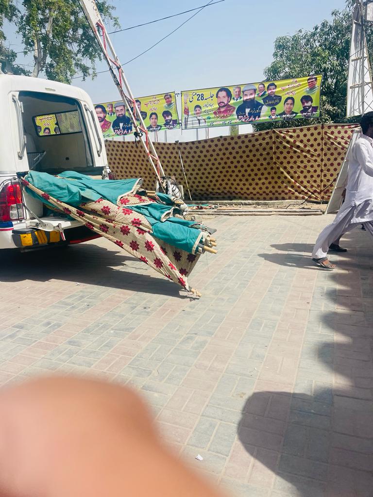 WazTimes's tweet photo. مسلم لیگ ن کے جلسے میں سرکاری وسائل کا بے دریغ استمعال جاری، پولیس کی گاڑیاں ٹینٹ، قناتیں لوڈ کرنے میں مصروف۔ https://t.co/R8Hnfedzzx