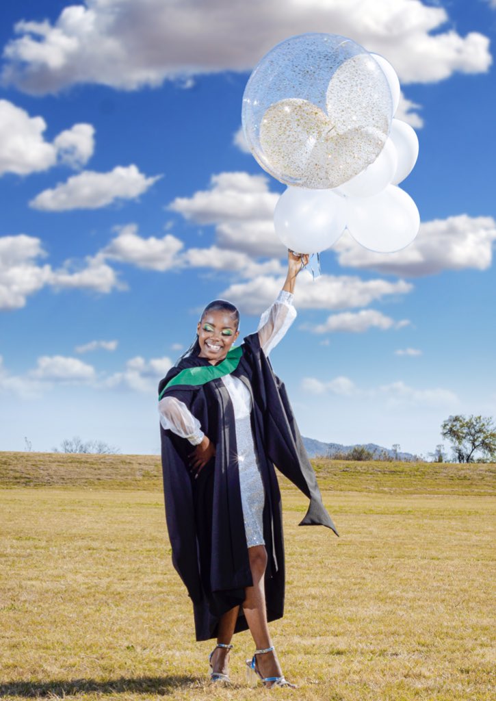 Prexiious's tweet photo. Highlight of my week🤍🎓 https://t.co/50HNJDvvi6