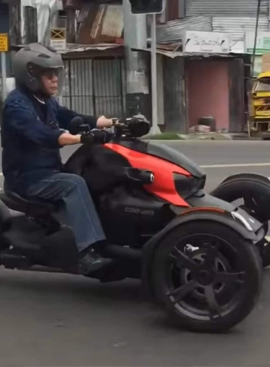 AlfredoGenom's tweet photo. Barely a month before his Presidency comes to a close, PRRD enjoys his afternoon with a motorcycle ride from Davao City going to Digos, Davao del Sur with fellow motor enthusiasts. 👊 https://t.co/4pyo0771Yt
