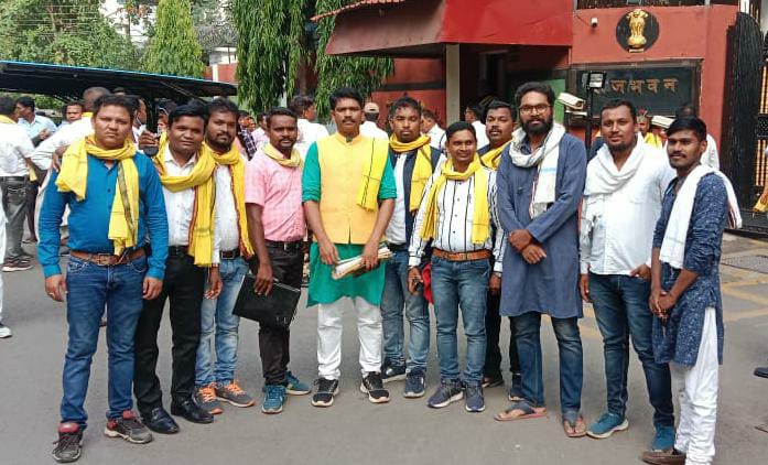 हसदेव अरण्य क्षेत्र में फर्जी ग्रामसभा प्रस्ताव के आधार पर परसा कोल ब्लॉक के लिए हासिल की गई वन स्वीकृति को निरस्त करने की मांग पर सर्व आदिवासी समाज युवा प्रभाग और हसदेव अरण्य बचाओ संघर्ष समिति के प्रतिनिधि मंडल ने राज्यपाल से मुलाकात की।
#SaveHasdeo