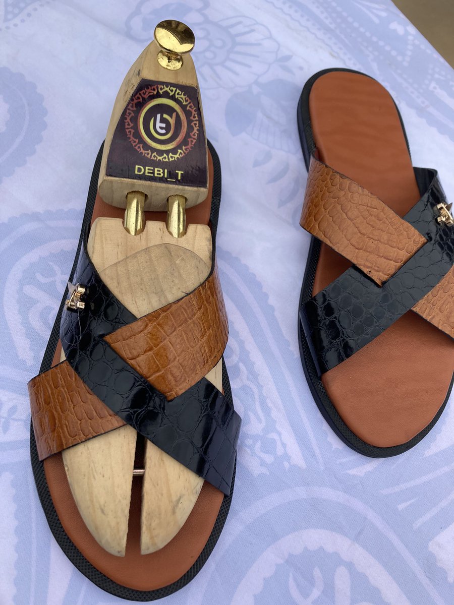 DebitonyOBAZEE's tweet photo. Owanbe Saturday 💃🏾💃🏾💃🏾How would u slay these lovely slides ……..the red is for my ladies, the brown and black for my Gentlemen🥰🥰🥰
#iyokowavibes
#edomarketplace
#black
#handmadeslides
#proudlynigeria
#twittercommunity
#madeinnigeria https://t.co/8aCfSkIvIn