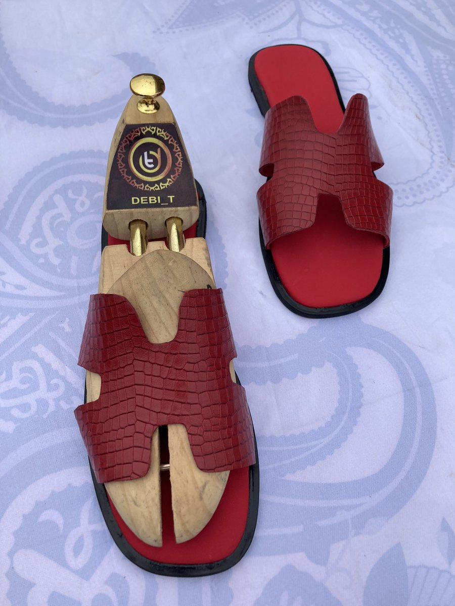 DebitonyOBAZEE's tweet photo. Owanbe Saturday 💃🏾💃🏾💃🏾How would u slay these lovely slides ……..the red is for my ladies, the brown and black for my Gentlemen🥰🥰🥰
#iyokowavibes
#edomarketplace
#black
#handmadeslides
#proudlynigeria
#twittercommunity
#madeinnigeria https://t.co/8aCfSkIvIn