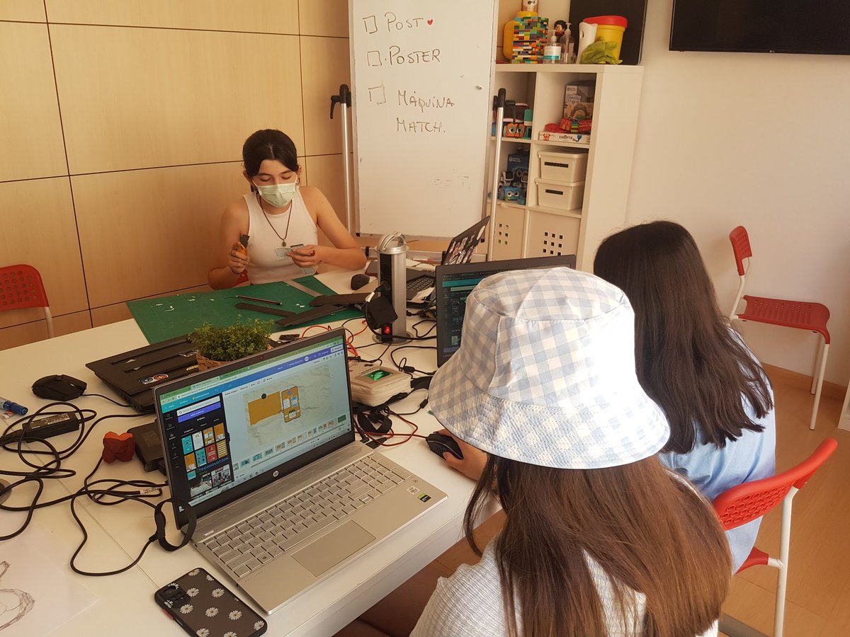 Team_Alt_F4's tweet photo. Aquí preparando cartel y presentación para el evento regional #technovation22 #match @TechnovationMur @technovation @StemTalento https://t.co/U5JXHtsZ3T