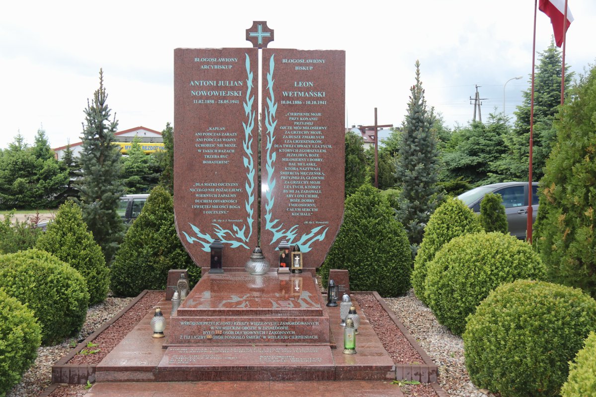 IPNGdansk's tweet photo. Pamiętaliśmy także o złożeniu kwiatów w pobliskim Sanktuarium Męczenników Działdowskich w parafii św. Katarzyny Aleksandryjskiej, a także na grobie ks. Mariana Ofiary, który swoje życie poświęcił upamiętnieniu ofiar niemieckiego obozu #Soldau. https://t.co/rUunx0BClc