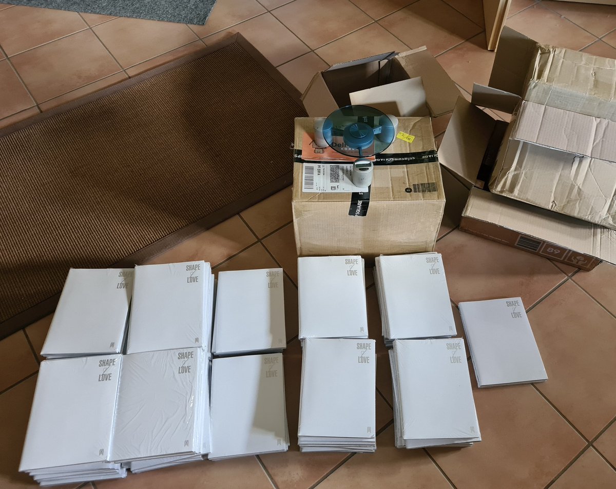 imxinterstellar's tweet image. #imxinterstellarupdates
all shape of love MMT albums have arrived safely! I&apos;m sorting and packing them right away 💕
(also yes...my parents abandoned me to our basement...💀😂)