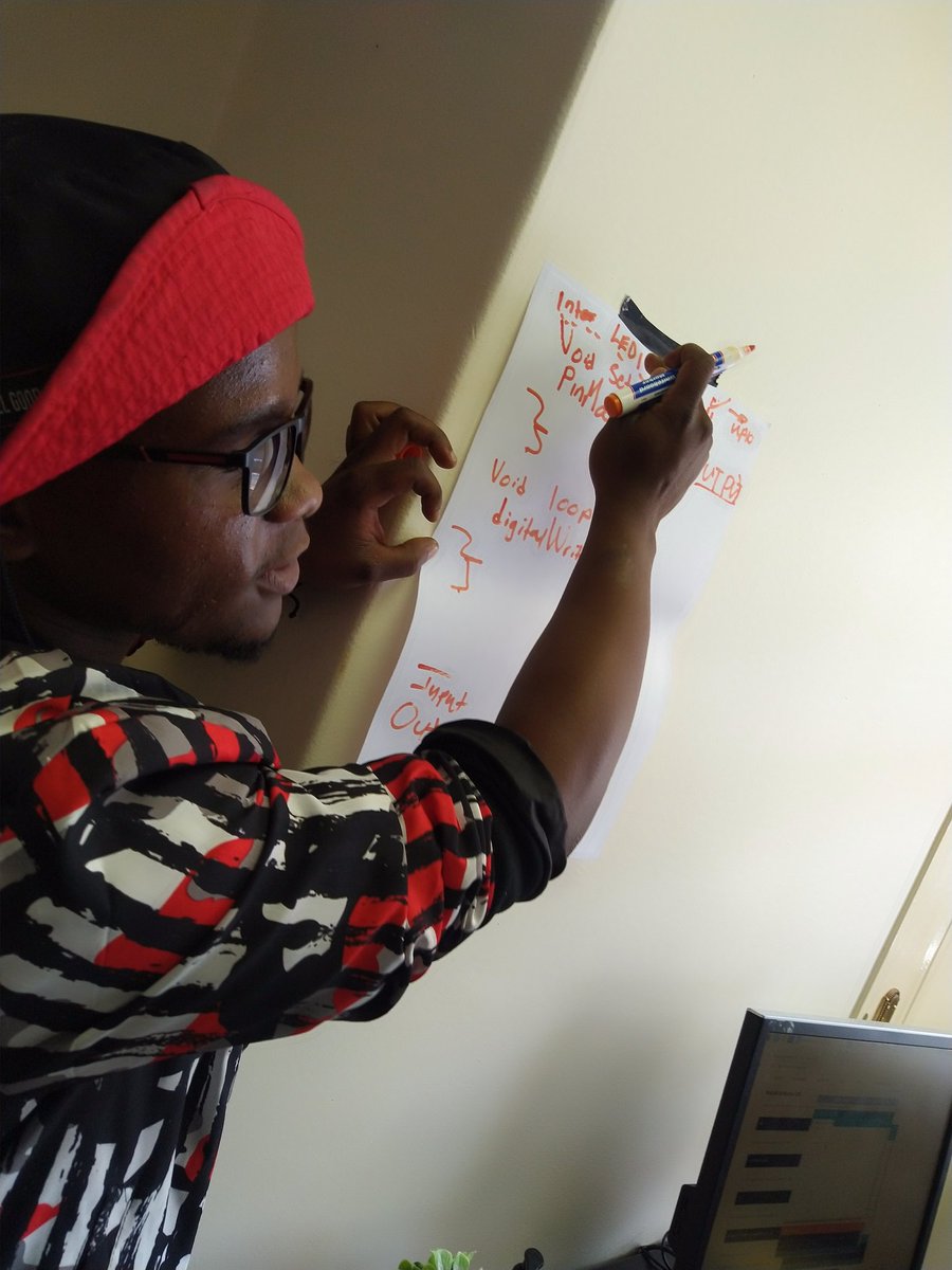 TiyaniTee's tweet photo. @mosco_mhl leading programming sessions as we host Giyani youngins. 

#GYSTEMDay #STEM https://t.co/JWF9DngaMa