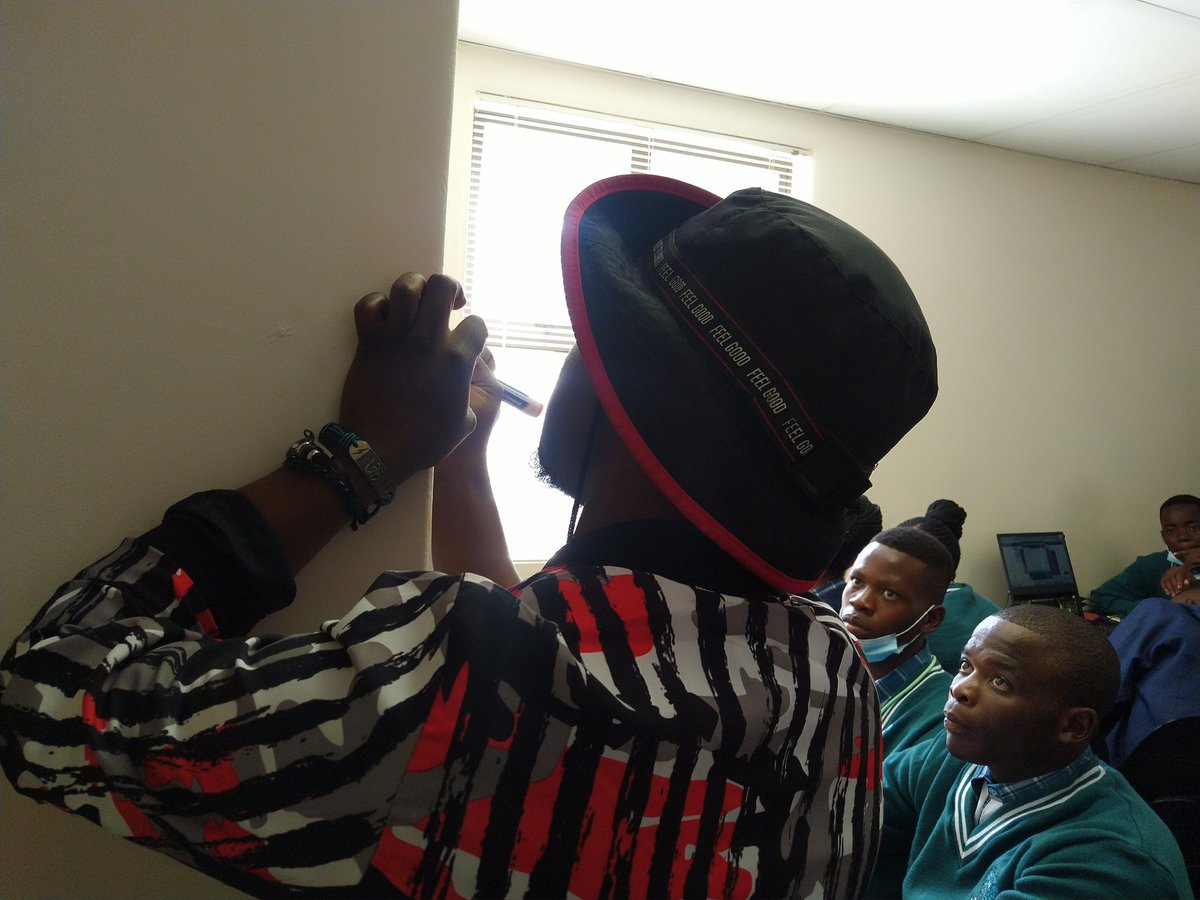 TiyaniTee's tweet photo. @mosco_mhl leading programming sessions as we host Giyani youngins. 

#GYSTEMDay #STEM https://t.co/JWF9DngaMa