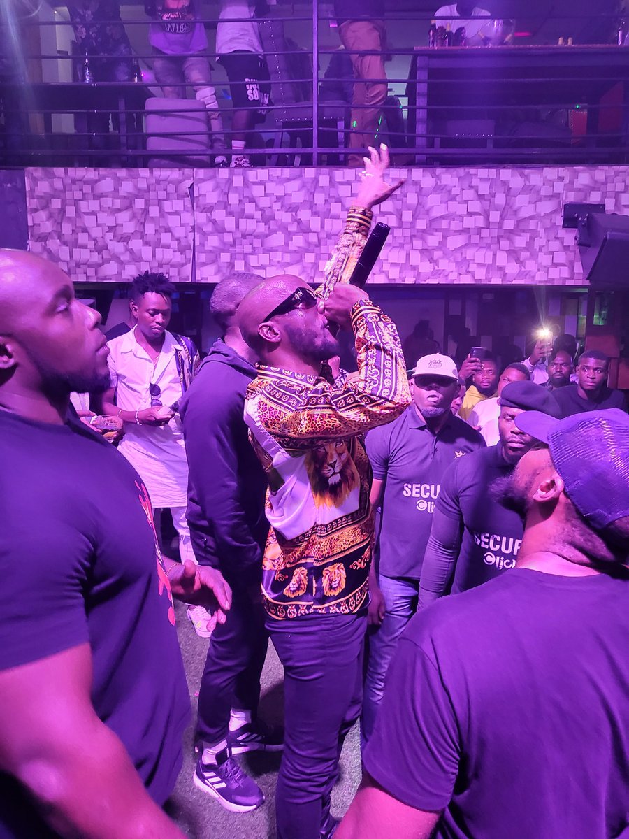 nyanga_sammy's tweet photo. 400 Bag .....#JohnnieWalker #leclick @JoviLeMonstre 🤴 https://t.co/8kcGGDv32R