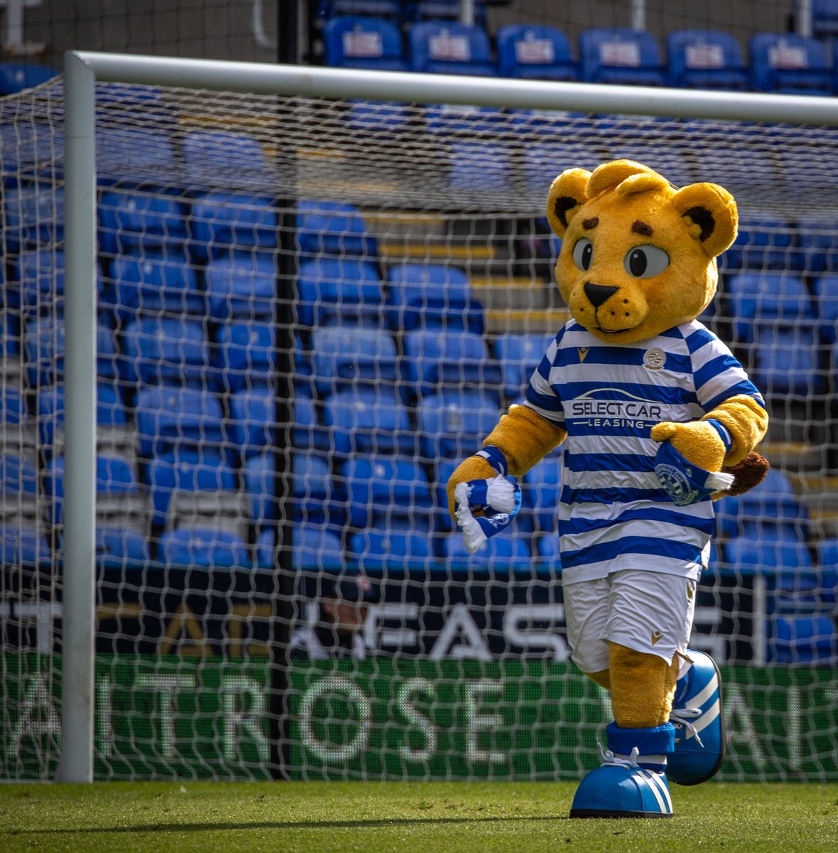 The mascots did a great job at the <a href="/ReadingFC/">Reading FC</a> Legends match last Saturday. #Royals150