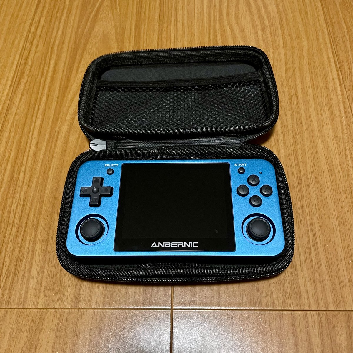 upstairs_man_'s tweet photo. Amazonで見つけた2.5インチポータブルHDDケースがrg351mpのケースとしてイイ感じ😀
#rg351mp https://t.co/TRhlmZXvpV