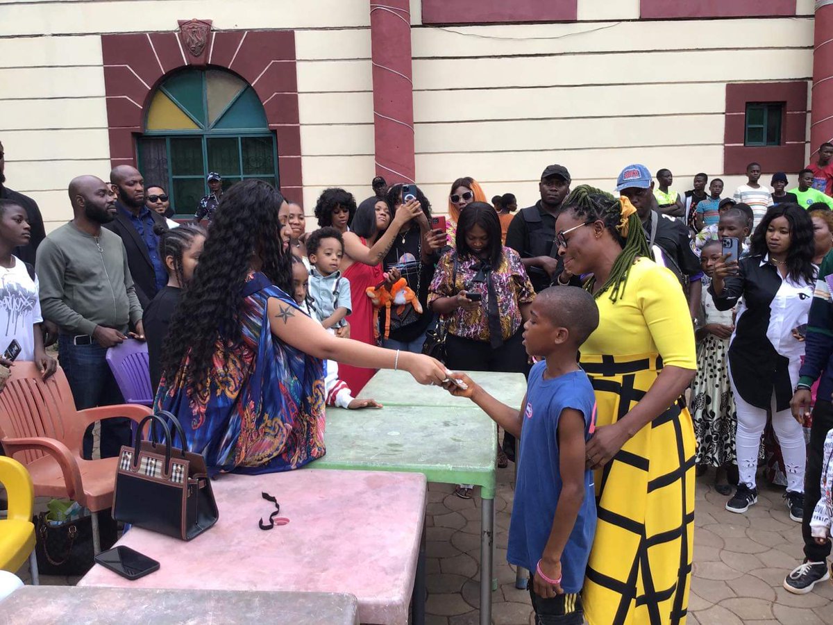 retvng's tweet photo. Regina Daniels Nwoko hosts lavish party for Kids on Children's Day. 

 It was a colourful day of gifts,dances and lavish entertainment as famous Nollywood Actress, Mrs Regina Daniels Nwoko hosted thousands of youngsters to a grand  party in commemoration of this hear celebrations https://t.co/QPs9GMcuKD