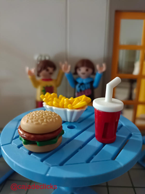 cajadeclicks's tweet photo. Por lo ricas que están y los buenos ratos que pasamos comiéndolas reunidos con amigos y familiares,  ¡Feliz día de la hamburguesa Playmobil! 💓😋🍔 #FelizSabadoATodos #DiaDeLaHamburguesa #Hamburguesa #FAMILIA https://t.co/VD20SWW2h5 https://t.co/GJSHTGtFDI
