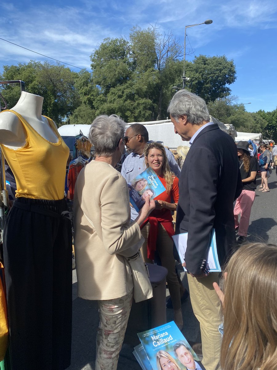HorizonsArles's tweet photo. La campagne continue!
@CaillaudMariana sur le marché à la rencontre des arlésiens avec @CarolisPatrick 💪🏽💪🏽

#legislatives2022 
#MarianaCaillaud2022
#HorizonsArles
#horizons https://t.co/h0dm03LiR8