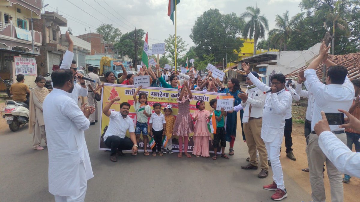 #cgmgnregaनियमितिकरण 
<a href="/bhupeshbaghel/">Bhupesh Baghel</a> <a href="/RahulGandhi/">Rahul Gandhi</a> <a href="/priyankagandhi/">Priyanka Gandhi Vadra</a> <a href="/rssurjewala/">Randeep Singh Surjewala</a> <a href="/Jairam_Ramesh/">Jairam Ramesh</a> <a href="/ShashiTharoor/">Shashi Tharoor</a> <a href="/indiatvnews/">India TV</a> <a href="/ZeeNews/">Zee News</a> <a href="/News18India/">News18 India</a> <a href="/IBC24News/">IBC24 News</a> <a href="/ZeeMPCG/">Zee MP-Chhattisgarh</a>  <a href="/News18MP/">News18 MadhyaPradesh</a>
Ab to apan vada la nibha de kaka ab to chhot chhot layka man ghalo kahat hai kaka hai to bharosa hai