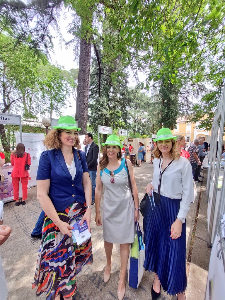EUAmbME's tweet photo. Uvek je zadovoljstvo🙏 obilaziti #EUprojekti a danas posebno na Sajmu 🇪🇺projekata u organizaciji #PKCG&amp; @me4eu. Kada putujem po🇲🇪 vidim koliko 🇪🇺fondovi utiču na živote građana&amp;zbližavaju ljude🤝 iz 🇲🇪 sa regionom i 🇪🇺. IPA fondovi će sad biti još usmjereniji na potrebe🇲🇪
#EUzaCG https://t.co/uD61ADnKI1