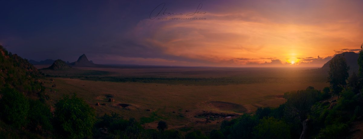 Pano en el parque Tsavo (Kenia), tuve un amanecer maravilloso. Dos días de safari en los que disfrute un montón y encima me traje esta panorámica para el recuerdo. 

#panorámicas #amanecer #sunrise #tsavo #kenia #photopills #sol #sun #sabana #áfrica #llanura #naturaleza #viajes