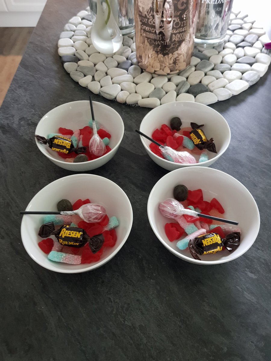burny_burner's tweet photo. Lördagsgodis till barnen.
#saturdaycandy #lördagsgodis #enstorkukärenklentröstiettfattigthem
#godisbarapålördagar #hemochskola #candy https://t.co/blRmbtVAdK