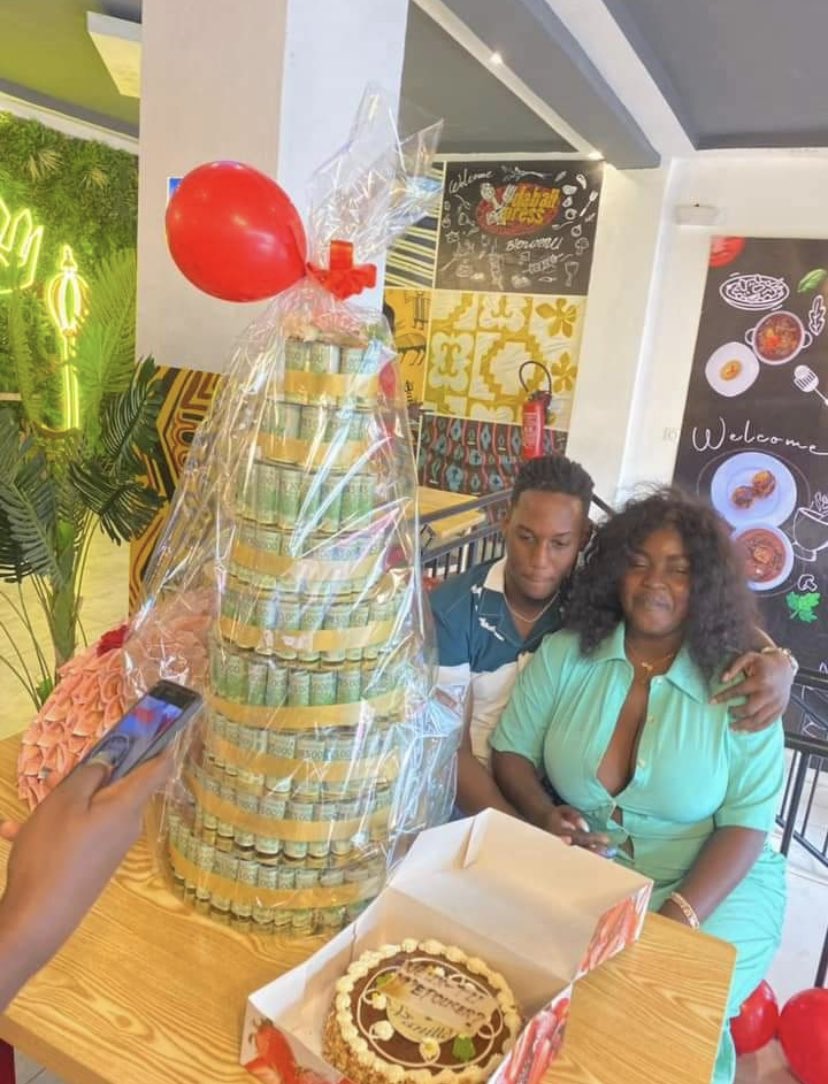 Gxlx_'s tweet photo. Elle lui offre un Money cake de 1 million plus le demande en mariage au resto #DabaliExpress 
Il a dit: OUIIIII 
mais son visage en dit long 💀😅 https://t.co/4P8q5CJKyh