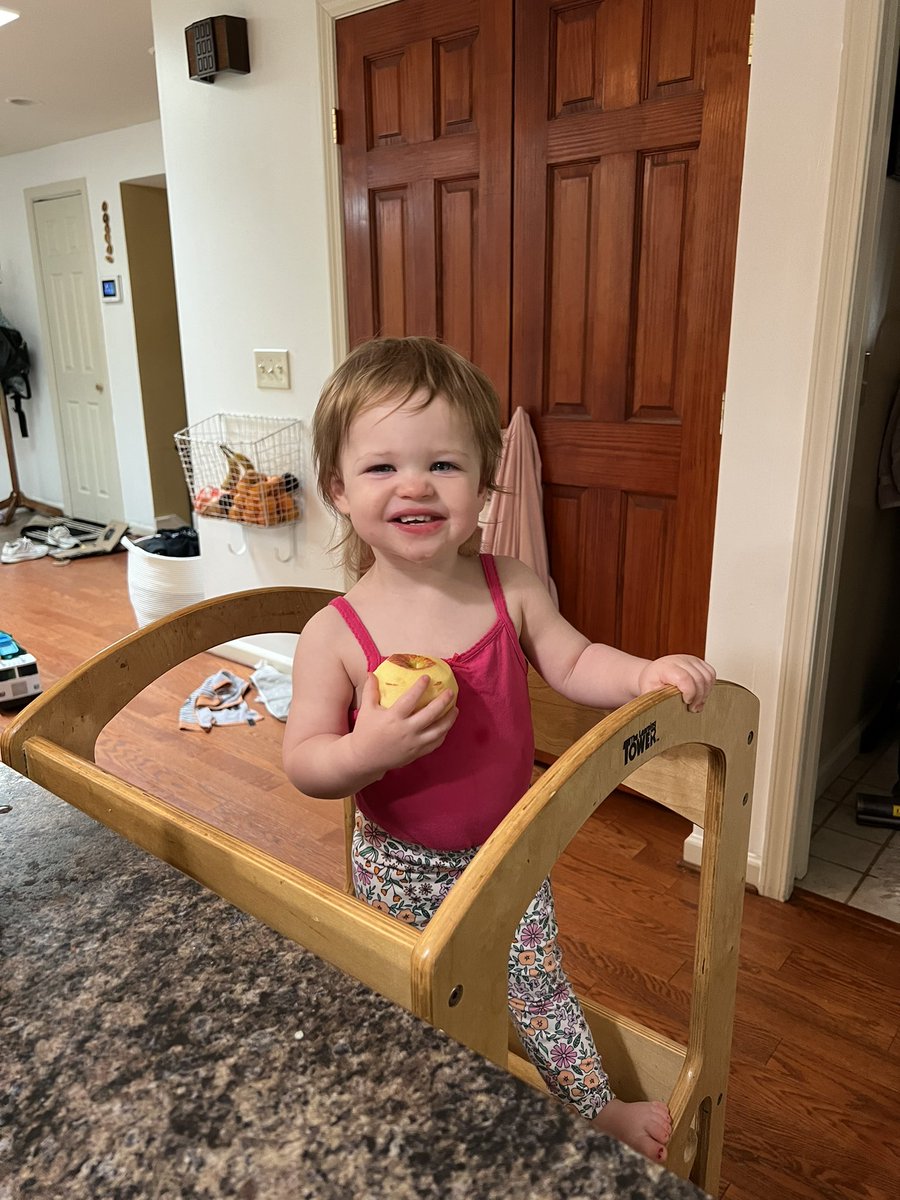 brynmcdaniels's tweet photo. just two girls + their morning apples https://t.co/uA836uzVqc