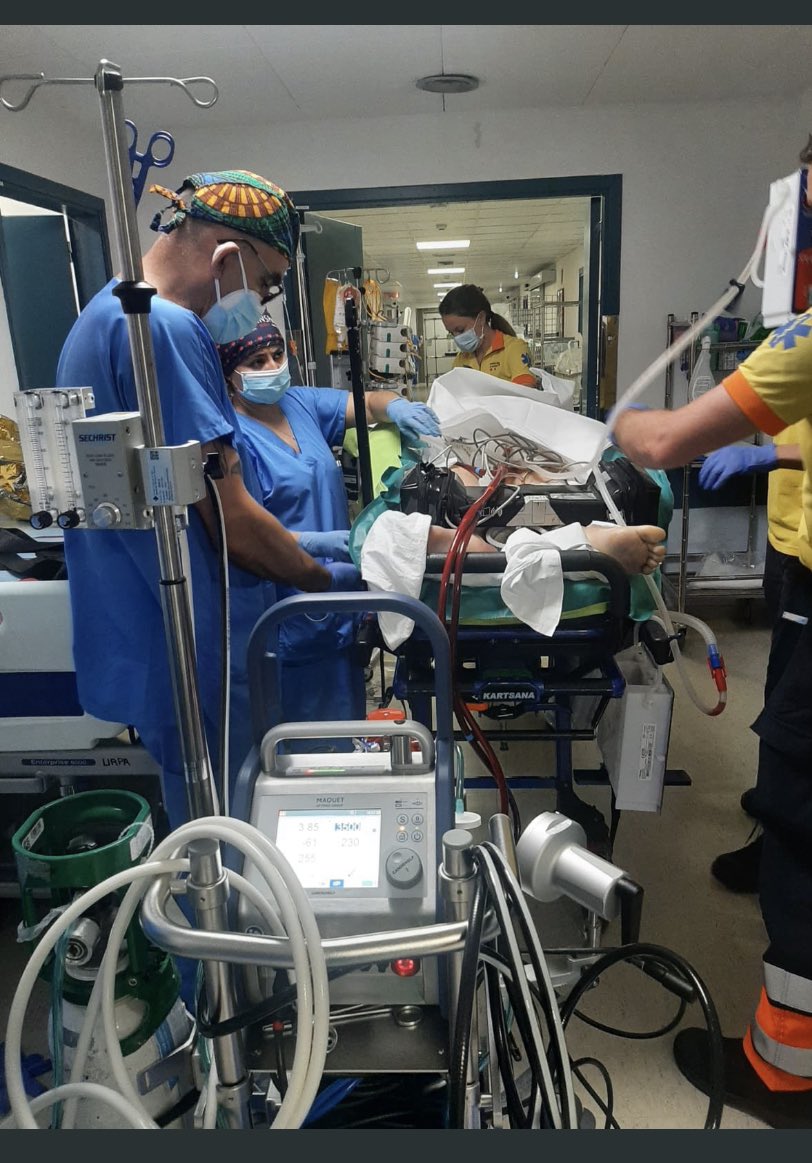 AnestTrueta's tweet photo. Molt bon treball en equip de Anestesiolegs, internistes, radiòlegs intervencionistes, cirujans, intensivistes, cardiolegs, infermeria tractant un TEP refractàri a trombectomia mecànica post politrauma greu amb vaECMO a la Unitat de Crítics Post Anestesia de @htrueta @criticscartd https://t.co/jXkqbusUhL