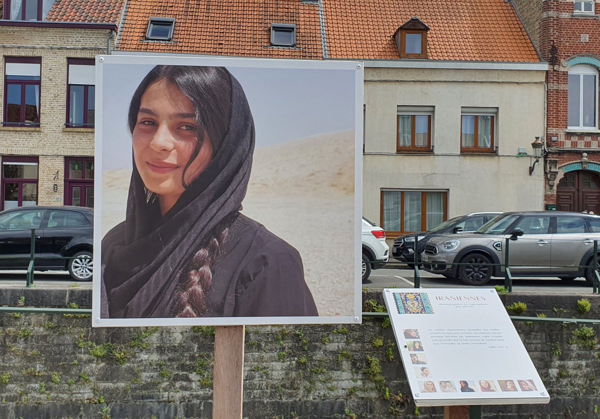 A découvrir à Bergues près de l'abattoir, superbe exposition de Guy Gervais, divins portraits en dialogue intime avec les façades berguoises...
#bergues #art #Paragone #photography