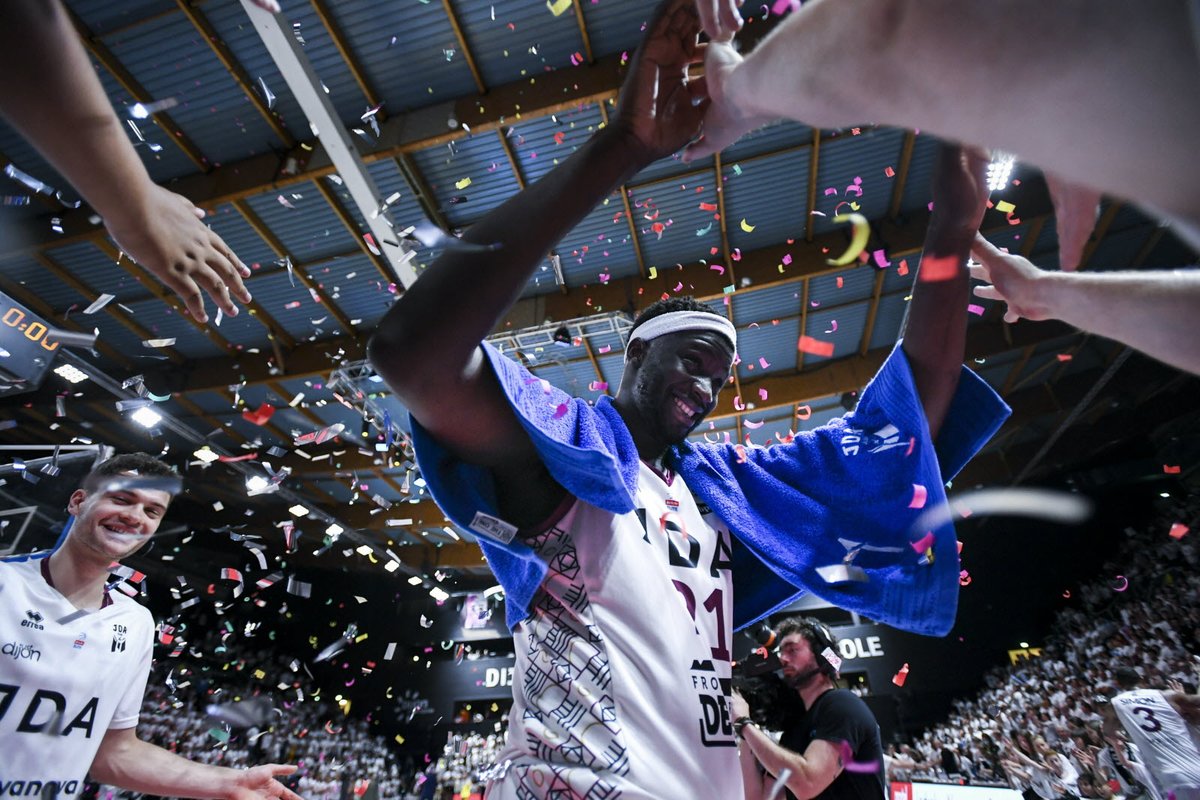 Lebienpublic's tweet photo. Cette photo @jdadijonbasket 🤩 Les Dijonnais ont décroché vendredi soir leur billet pour les demi-finales du championnat de France 💪 https://t.co/x9xP9dznmf