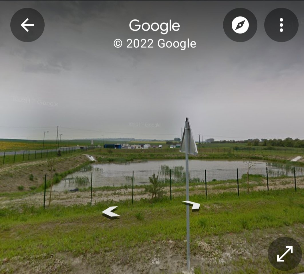 FredPierret's tweet photo. Même ville
Si tu  vanlifeur occasionnel ou campingcariste, tu es accueilli au coeur de la ville près d'un parc sous les arbres;
Si tu es " gens du voyage", tu es accueilli le plus loin possible derrière un bassin de décantation à proximité de la déchetterie.
La honte!

@Rafumab https://t.co/yuGlYnil8s