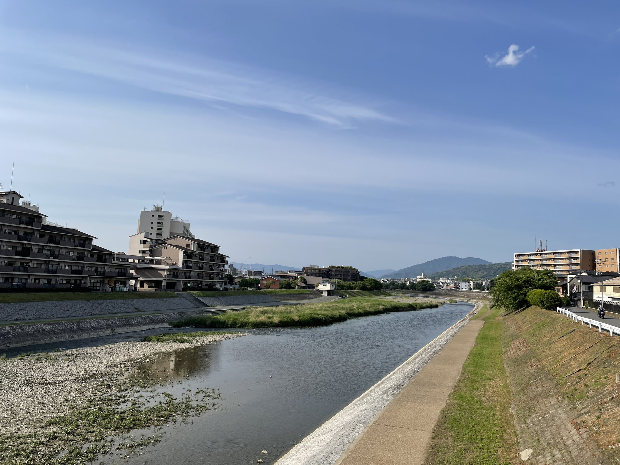 中路 輝 とある稽古に向かう途中で京都の川沿いを歩いております 気持ち良すぎ 今日の 気温で固定したい しばらく歩いたらちょっと汗ばむくらいの あ でももうちょい涼しくてもいいな うん T Co Sl4ulp3aon Twitter