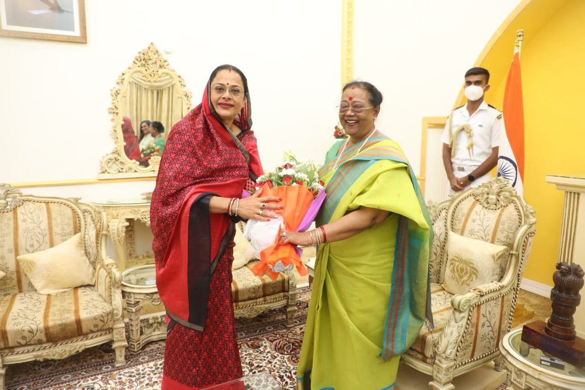 SadhnaShivraj's tweet photo. राष्ट्रपति श्री रामनाथ कोविंद जी की धर्मपत्नी श्रीमती सविता कोविंद जी (प्रथम महिला) के आज निवास आगमन पर उनका स्वागत किया। https://t.co/iHNQ2m8niN