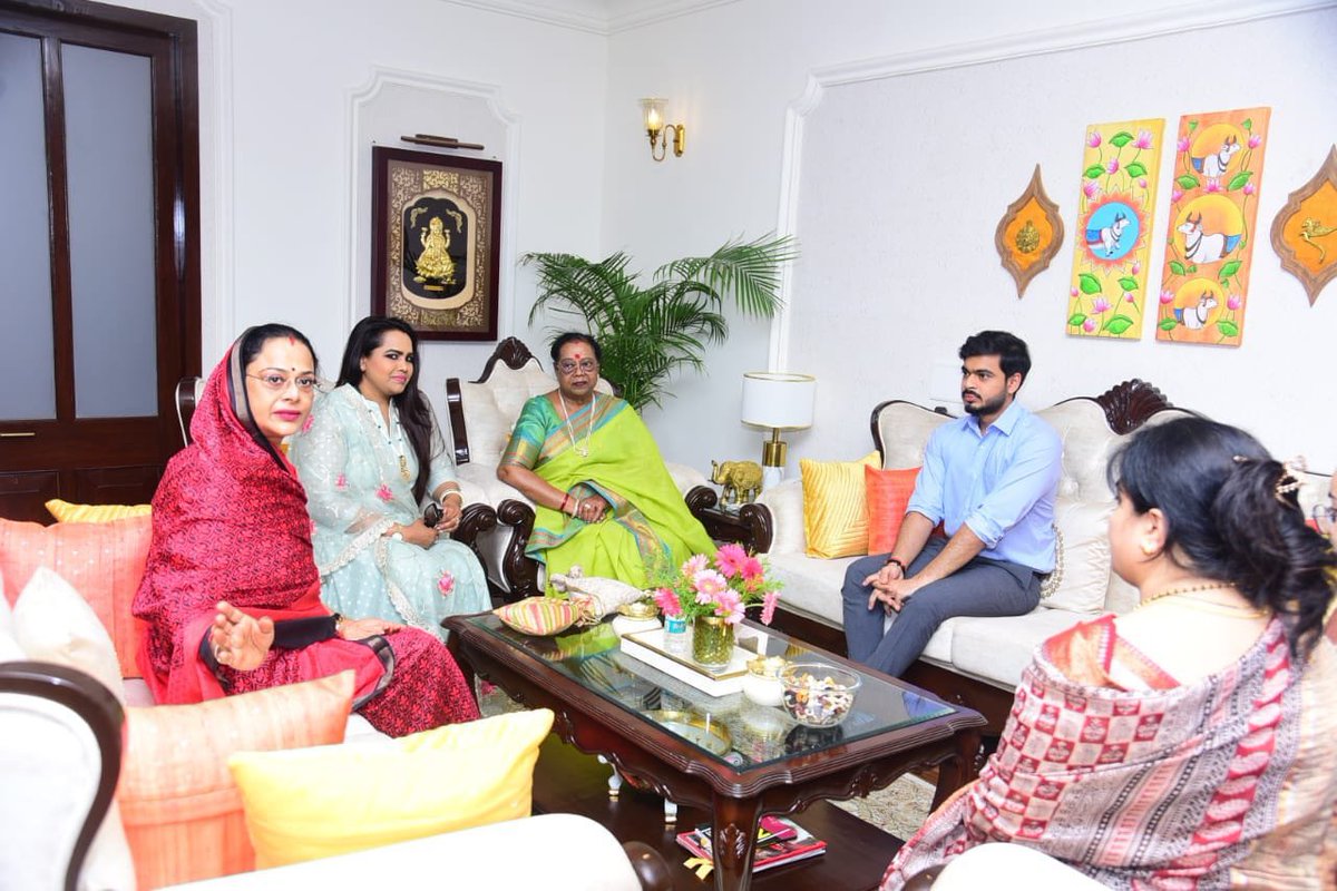 SadhnaShivraj's tweet photo. राष्ट्रपति श्री रामनाथ कोविंद जी की धर्मपत्नी श्रीमती सविता कोविंद जी (प्रथम महिला) के आज निवास आगमन पर उनका स्वागत किया। https://t.co/iHNQ2m8niN