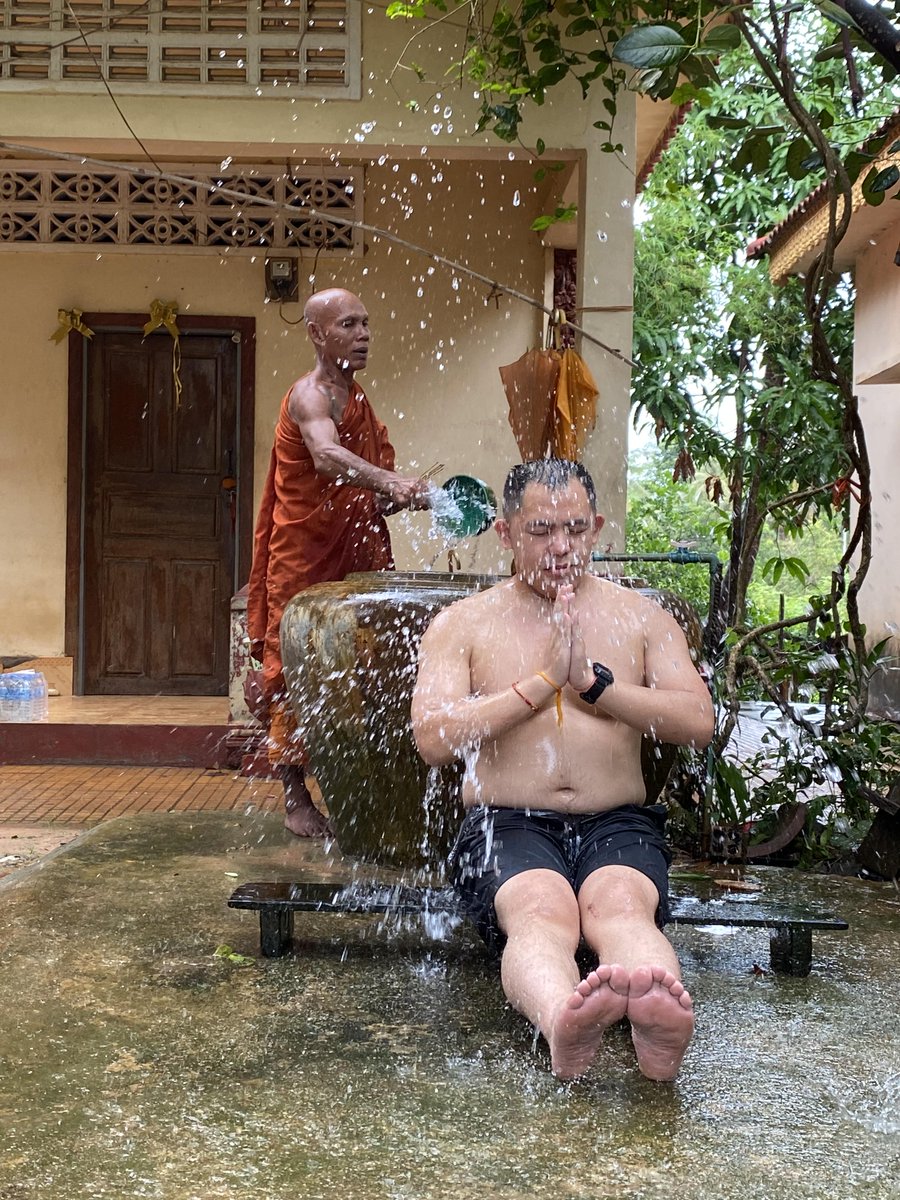 💦💦💦 Water Blessings are a traditional Cambodian practice that date back to ancient times. 
Come and join with us in Siem Reap
#waterblessing
#visitcambodiaduringcovid