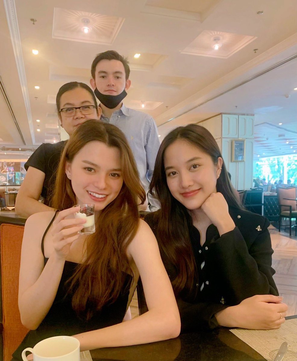 freenbeccaa's tweet photo. yeah she’s part of the family 💗🌷 #ฟรีนเบค #srchafreen #Beckysangels https://t.co/BOYPua8wWn