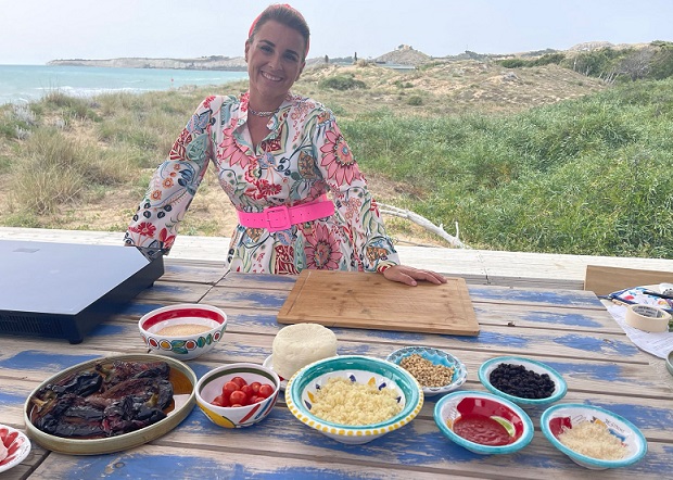 ScrivoLibero's tweet photo. Torna in tv la Costa del Mito: la Valle dei Templi, la Scala dei Turchi e Bovo Marina sono le mete turistiche scelte per una nuova puntata di "Giusina in Cucina", programma televisivo che va in onda su Food Network e sui canali Discovery.  #CostadelMit

https://t.co/gSCkeIZ7mI https://t.co/3nuDe6xvFN