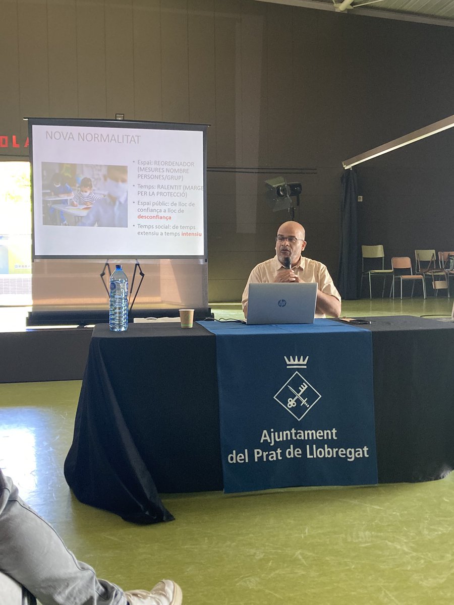 AnnaMCuello's tweet photo. Magnífica conferència del @miquelessomba sobre les conseqüències de la pandèmia en el sistema educatiu i social de les nostres ciutats i pobles. Avui estem al #TothomEduca @ElPratEducacio @ajelprat @pilar_eslava @Mijoler https://t.co/nU81qPCePP