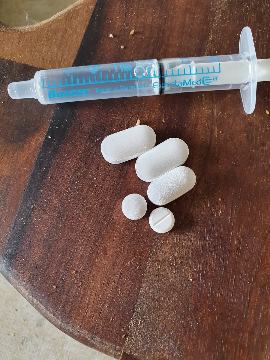 wongmaddog's tweet image. Pick n mix meds. My aim today is 3000 steps, I got 6.5 hours sleep last night. I&apos;ve had breakfast, sorted animals. At some point shower, dress, drop fitness to work note in post box. Jill coming to walk Kenny for me. #bowelcancer #NHS #recoveryathome #babysteps