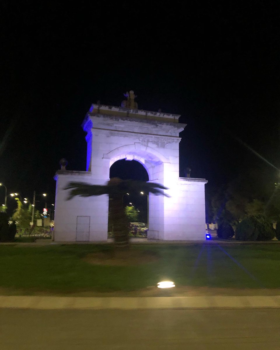 Xativa's tweet photo. 🔵⚪️ El Portal del Lleó de #Xàtiva es va il·luminar ahir de blanc i blau amb motiu del Dia Internacional de les Urgències i le Emergències. https://t.co/qfRXTBRzHJ