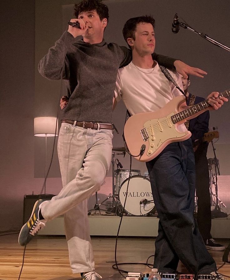 chillenceo's tweet photo. the gay people height spectrum https://t.co/SVZxemWfgT