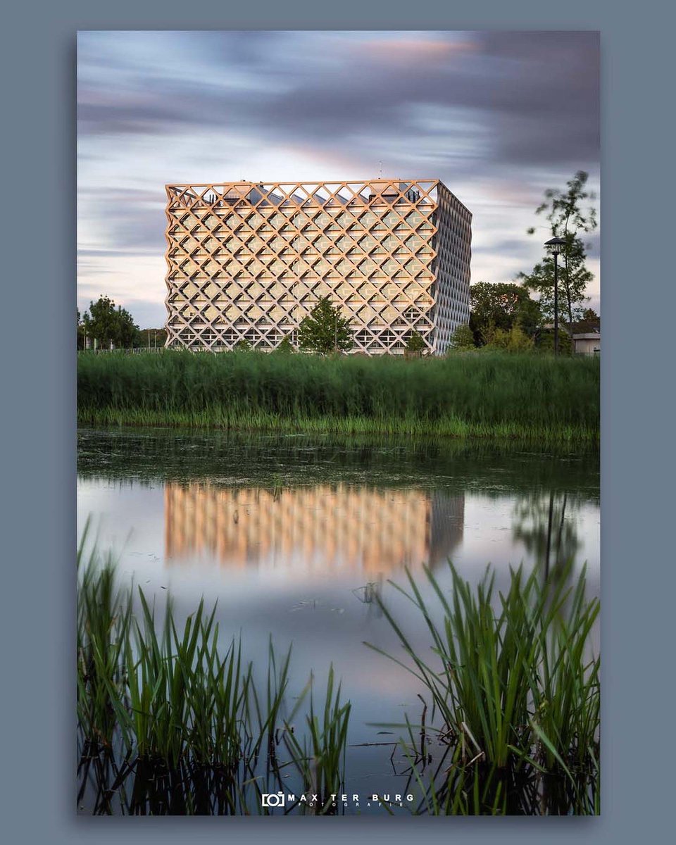 maxterburg's tweet photo. Het Atlasgebouw van de Wageningen Universiteit werd gisteravond mooi verlicht tijdens zonsondergang👌🏻

#wageningen #gemeentewageningen #wageningenuniversiteit #wur #wurlife   #landscapephotography #architecturephotography #building #sunset #reflection https://t.co/Ee0HHmGyGy