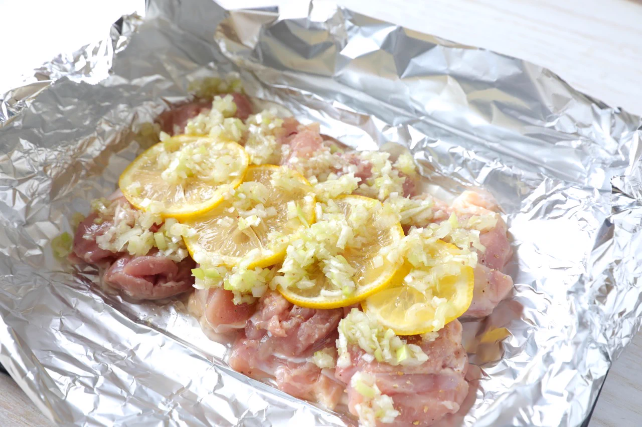 ネギ塩とレモンでさっぱりうまい。包んで焼くだけ！「鶏肉の香味レモンホイル焼き」
