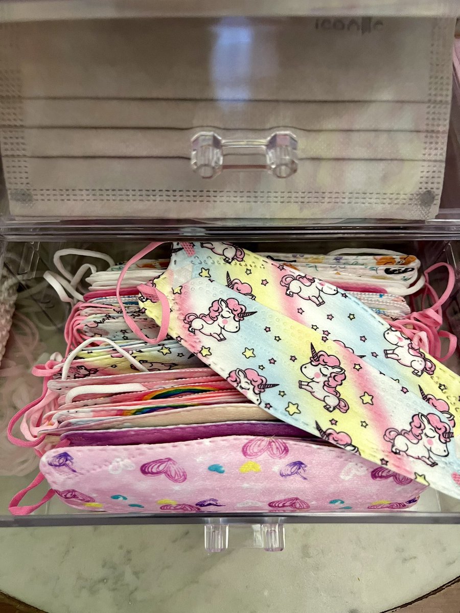 Aku kemas beg duit anak aku lepastu bila bukak aku macam terkejut kenapa ada sampai 17 ringgit. Rupa-rupanya kawan-kawan sekolah beli mask anak aku sekeping seringgit. Aku macam wow kagum jugakla tapi wife aku marah patutlah mask cepat habis
