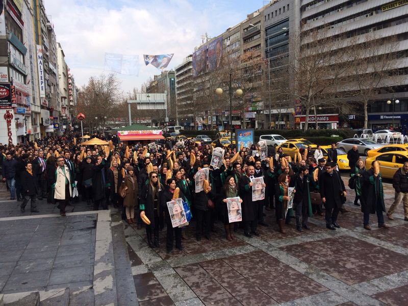 Milyonların algısını değiştiren bir ruh; apolitiklikle suçlanan bir neslin gördüğü baskılara karşı direnişi; Z kuşağının hak ve özgürlük savunmasıyla ilk tanışması ve #hepberaber umut e(t)(k)mekti  #Gezi. Bugün 9 yaşında!