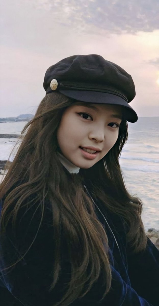 KYUTOF1's tweet photo. Jennie and Junkyu in beret .

#JENNIE #제니 #JUNKYU #준규 https://t.co/DFj9NHooxi